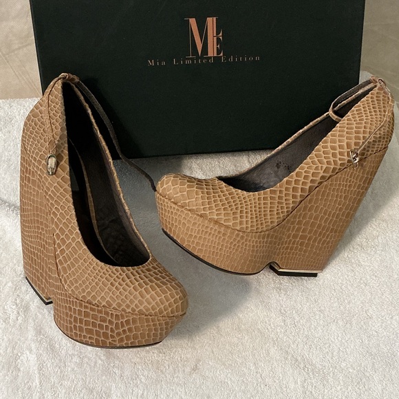 Tan Textured Wedge Shoes - Picture 5 of 6